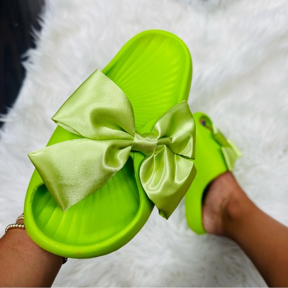 Lime flora bow slide - Picture 3 of 5